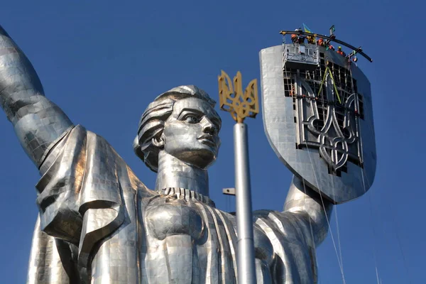 Steeplejacks Instalar Brasão Armas Ucrânia Escudo Monumento Pátria Agosto 2023 Imagens Royalty-Free