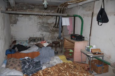 KYIV, UKRAINE - 23 AĞUSTOS 2023: Hostomel 'deki Rus ordusu tarafından sivillerin rehin tutulduğu yeniden yaratılmış bir sığınak