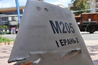 KYIV, UKRAINE - 23 AĞUSTOS 2023: İran insansız hava aracının parçaları Shahed-136 (Rusya 'nın adı Geran 2), Kyiv' in merkezinde bir savaş sembolü olarak sergilenmektedir..