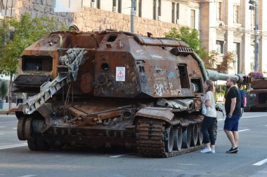 KYIV, UKRAINE - 23 Ağustos 2023: Ukrayna askeri personeli, Kyiv 'in merkezinde sergilenen Rus ordusunun imha edilmiş teçhizatının vinçleriyle birlikte boşaltılıyor. 