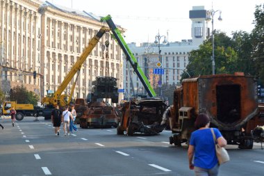 KYIV, UKRAINE - 23 Ağustos 2023: Ukrayna askeri personeli, Kyiv 'in merkezinde sergilenen Rus ordusunun imha edilmiş teçhizatının vinçleriyle birlikte boşaltılıyor. 