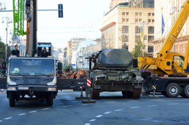 KYIV, UKRAINE - 23 Ağustos 2023: Ukrayna askeri personeli, Kyiv 'in merkezinde sergilenen Rus ordusunun imha edilmiş teçhizatının vinçleriyle birlikte boşaltılıyor. 