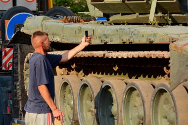 KYIV, UKRAINE - 23 Ağustos 2023: Ukrayna askeri personeli, Kyiv 'in merkezinde sergilenen Rus ordusunun imha edilmiş teçhizatının vinçleriyle birlikte boşaltılıyor. 