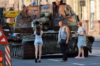 KYIV, UKRAINE - 23 Ağustos 2023: Ukrayna askeri personeli, Kyiv 'in merkezinde sergilenen Rus ordusunun imha edilmiş teçhizatının vinçleriyle birlikte boşaltılıyor. 