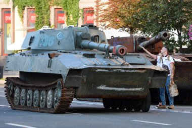 KYIV, UKRAINE - 23 Ağustos 2023: Ukrayna askeri personeli, Kyiv 'in merkezinde sergilenen Rus ordusunun imha edilmiş teçhizatının vinçleriyle birlikte boşaltılıyor. 