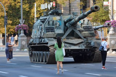 KYIV, UKRAINE - 23 Ağustos 2023: Ukrayna askeri personeli, Kyiv 'in merkezinde sergilenen Rus ordusunun imha edilmiş teçhizatının vinçleriyle birlikte boşaltılıyor. 