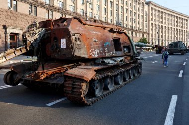 KYIV, UKRAINE - 23 Ağustos 2023: Ukrayna askeri personeli, Kyiv 'in merkezinde sergilenen Rus ordusunun imha edilmiş teçhizatının vinçleriyle birlikte boşaltılıyor. 