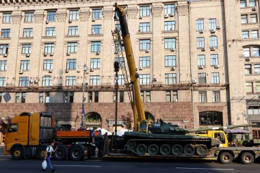 KYIV, UKRAINE - 23 Ağustos 2023: Ukrayna askeri personeli, Kyiv 'in merkezinde sergilenen Rus ordusunun imha edilmiş teçhizatının vinçleriyle birlikte boşaltılıyor. 