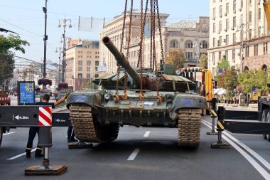 KYIV, UKRAINE - 23 Ağustos 2023: Ukrayna askeri personeli, Kyiv 'in merkezinde sergilenen Rus ordusunun imha edilmiş teçhizatının vinçleriyle birlikte boşaltılıyor. 