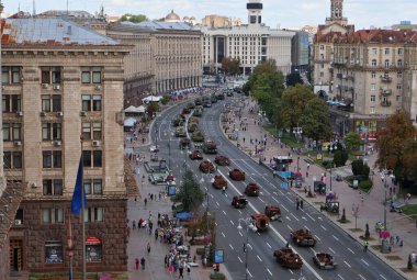 KYIV, UKRAINE - 23 Ağustos 2023: Bir sergi sırasında Khreschatyk Caddesi 'nde sergilenen imha edilmiş Rus askeri kara araçlarının üst görüntüsü