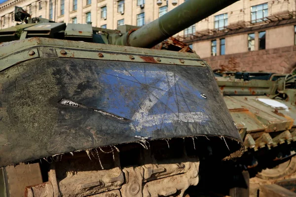 Kyiv Ukraine August 2023 Військовослужбовці Зсу Розвантажуються Допомогою Кранів Знищеного — стокове фото