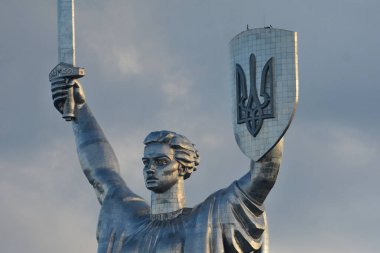 24 Ağustos 2023 'te, Ukrayna' nın başkenti Kyiv 'de Anavatan Anıtı' nın kalkanındaki Arms of Arms (Ukrayna Arması) paltosu açıldı. 24 Ağustos 'ta Ukrayna 32. Bağımsızlık Günü' nü kutluyor. Genel görünüm.