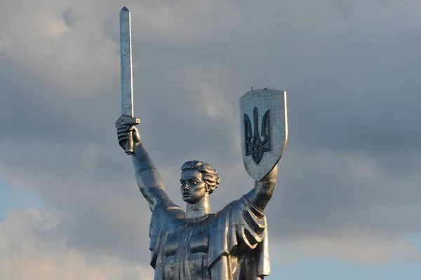 Sierpnia 2023 Kijowie Ukrainie Odsłonięto Herb Ukrainy Tarczy Pomnika Ojczyzny — Zdjęcie stockowe