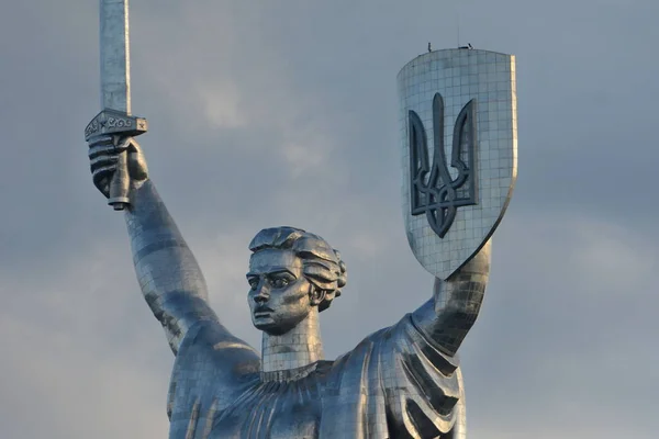 Agosto 2023 Escudo Armas Ucrania Escudo Del Monumento Madre Patria — Foto de Stock