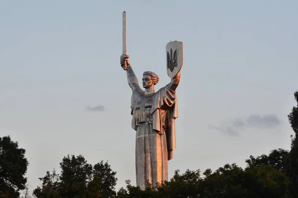 2023年8月24日 位于乌克兰基辅的 祖国纪念碑 盾上的乌克兰国徽揭幕 8月24日 乌克兰庆祝其第32个独立日 — 图库照片