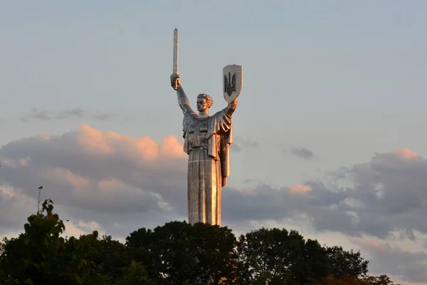 Agosto 2023 Escudo Armas Ucrania Escudo Del Monumento Madre Patria — Foto de Stock