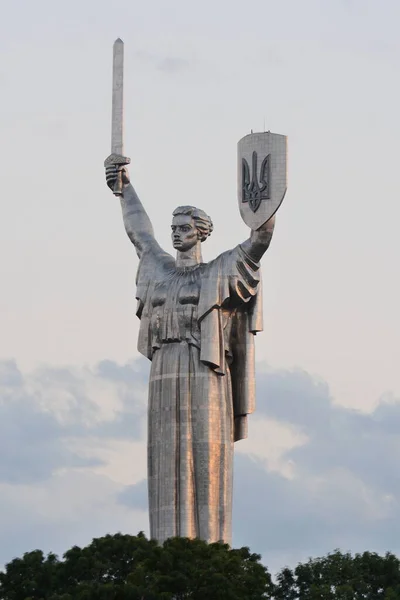 Srpna 2023 Byl Ukrajinském Kyjevě Odhalen Erb Ukrajiny Štítu Památníku — Stock fotografie