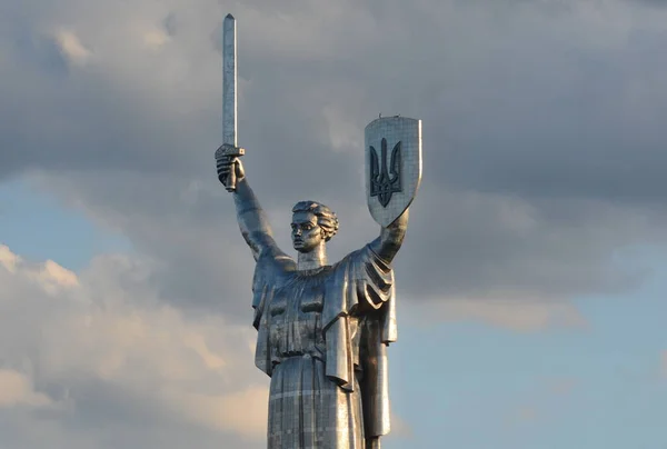 2023 Augusztus Leplezték Ukrajna Címerét Anyaföld Emlékmű Pajzsán Ukrajnai Kijevben Stock Kép