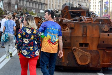 24 Ağustos 2023 'te Ukrayna' nın Bağımsızlık Günü 'nde Khreshhatyk Caddesi' nde sergilenen zırhlı Rus aracının yanından geçen bir adam..