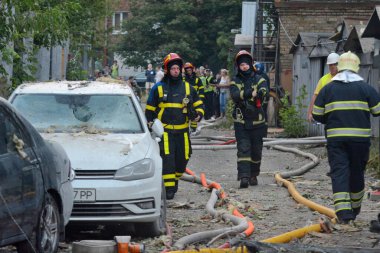 30 Ağustos 2023 Çarşamba günü Kyiv, Ukrayna 'da Rus roket saldırısı sonrasında itfaiyeciler yangını söndürdü..