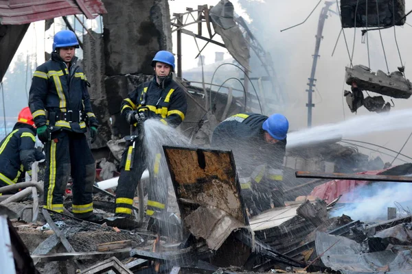 Πυροσβέστες Έσβησαν Φωτιά Μετά Από Επίθεση Ρωσικού Πυραύλου Στο Κίεβο — Φωτογραφία Αρχείου