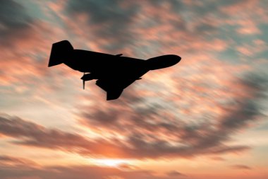 Gün batımında İran ordusunun insansız hava aracı silueti. Savaş robotu. Resimli fotoğraf.