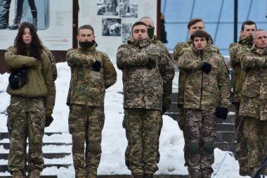 Ukraynalı savaş esirlerinin meslektaşları 10 Aralık 2023 'te Ukrayna' nın başkenti Kyiv 'de Meydan Nezalezhnosti' de düzenlenen barışçıl bir mitingde Rus esaretinden dönme çağrılarıyla.