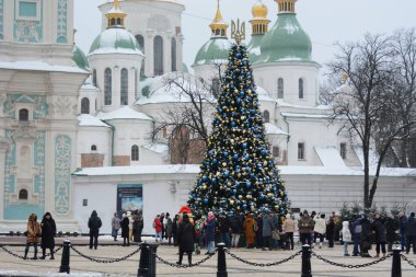 Kyiv 'deki Sofiivska Meydanı' na 10 Aralık 2023 'te St. Sophia Katedrali haçlı karlı kubbelerin arka planına bir Noel ağacı dikildi..