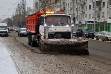 Kar temizleme ekipmanları 10 Aralık 2023 'te kar yağışı sırasında Kyiv' deki yolu temizler..