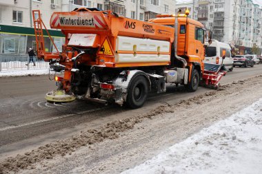 Kar temizleme ekipmanları 10 Aralık 2023 'te kar yağışı sırasında Kyiv' deki yolu temizler..