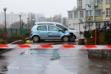 22 Aralık 2023 'te Ukrayna' nın başkenti Kyiv 'de İHA saldırısının ardından konut binalarının bahçesinde arabalar hasar gördü.. 