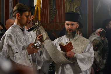 Ortodoks rahipler, Ukrayna 'nın Rus işgali sırasında 24 Aralık 2023' te Kyiv 'deki Aziz Michael' s Golden-Domed Manastırı 'nda Ortodoks Noel ayini düzenlediler..