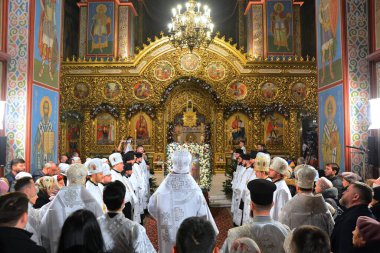 İnsanlar Ukrayna 'nın başkenti Kyiv' deki St. Michael 's Golden Domed Katedrali' nde 24 Aralık 2023 'te düzenlenen Noel namazına katıldılar.