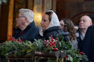 Ukraynalılar, 25 Aralık 2023 'te Ukrayna' nın Ukrayna 'nın başkenti Kyiv' de Rusya 'nın Ukrayna' ya düzenlediği saldırının ortasında, Batı takvimine göre ilk Noel 'lerini kutlarken, Aziz Sophia Katedrali' nde namaz kılarken inananlar,.