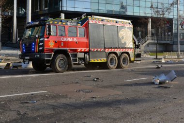 Kurtarma ekipleri, Ukrayna 'nın başkenti Kyiv' de 29 Aralık 2023 'te bir düşman füzesinin çarptığı yeri inceliyor.