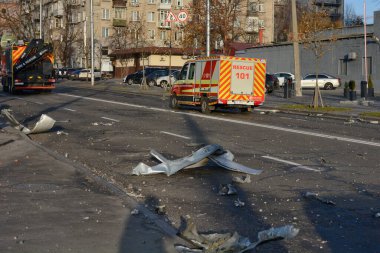 Kurtarma ekipleri, Ukrayna 'nın başkenti Kyiv' de 29 Aralık 2023 'te bir düşman füzesinin çarptığı yeri inceliyor.