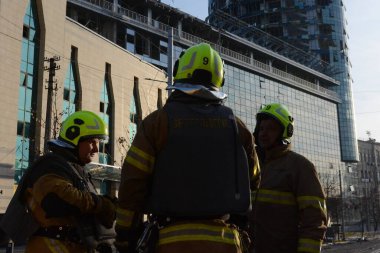 Kurtarma ekipleri, Ukrayna 'nın başkenti Kyiv' de 29 Aralık 2023 'te bir düşman füzesinin çarptığı yeri inceliyor.