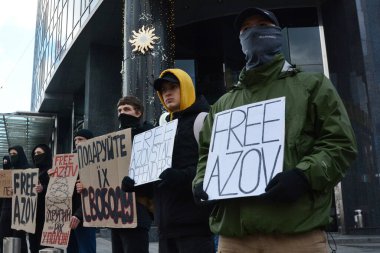 31 Aralık 2023 'te Kyiv' de, savaş esirlerini destekleyen bir eylem sırasında 'Özgür Azov' sloganlı pankartlar tutuluyor.