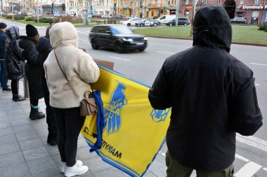 31 Aralık 2023 'te Kyiv' de, savaş esirlerini destekleyen bir eylem sırasında 'Özgür Azov' sloganlı pankartlar tutuluyor.