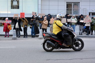 31 Aralık 2023 'te Kyiv' de, savaş esirlerini destekleyen bir eylem sırasında 'Özgür Azov' sloganlı pankartlar tutuluyor.