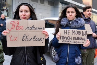 31 Aralık 2023 'te Kyiv' de, savaş esirlerini destekleyen bir eylem sırasında 'Özgür Azov' sloganlı pankartlar tutuluyor.