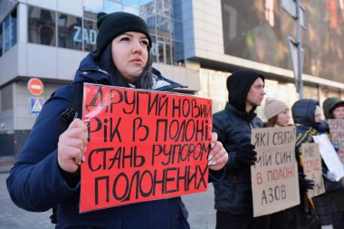 31 Aralık 2023 'te Kyiv' de, savaş esirlerini destekleyen bir eylem sırasında 'Özgür Azov' sloganlı pankartlar tutuluyor.