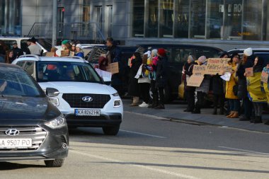 31 Aralık 2023 'te Kyiv' de, savaş esirlerini destekleyen bir eylem sırasında 'Özgür Azov' sloganlı pankartlar tutuluyor.