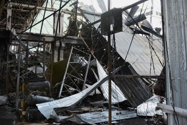 KYIV, UKRAINE - 20231229: Rus ordusunun Ukrayna 'ya düzenlediği saldırı sonucu meydana gelen roket patlaması sonrasında inşaat malzemeleriyle birlikte imha edilen bir depo