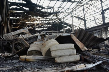 KYIV, UKRAINE - 20231229: Rus ordusunun Ukrayna 'ya düzenlediği saldırı sonucu meydana gelen roket patlaması sonrasında inşaat malzemeleriyle birlikte imha edilen bir depo