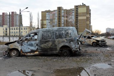 KYIV, UKRAINE - 20231229: Rusya 'nın Aralık ayındaki füze saldırısı sonrasında araçlar otoparkta hurdaya döndü