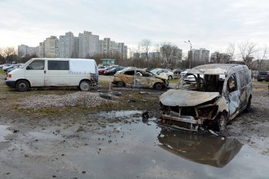 KYIV, UKRAINE - 20231229: Rusya 'nın Aralık ayındaki füze saldırısı sonrasında araçlar otoparkta hurdaya döndü
