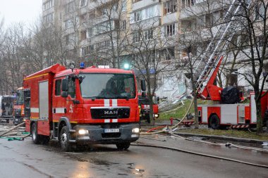 İtfaiyeciler, Rusya 'nın Ukrayna' yı işgali sırasında 2 Ocak 2024 'te Kyiv şehir merkezindeki bir füze saldırısında yıkılan çok katlı bir binada çıkan yangını söndürmeye çalıştılar..