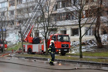 İtfaiyeciler, Rusya 'nın Ukrayna' yı işgali sırasında 2 Ocak 2024 'te Kyiv şehir merkezindeki bir füze saldırısında yıkılan çok katlı bir binada çıkan yangını söndürmeye çalıştılar..