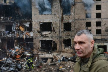 Kyiv Belediye Başkanı Vytaly Klitschko, Rusya 'nın Ukrayna' yı işgali sırasında 2 Ocak 2024 'te Kyiv şehir merkezinde bir roket saldırısına karşı bir konuşma kaydetti..